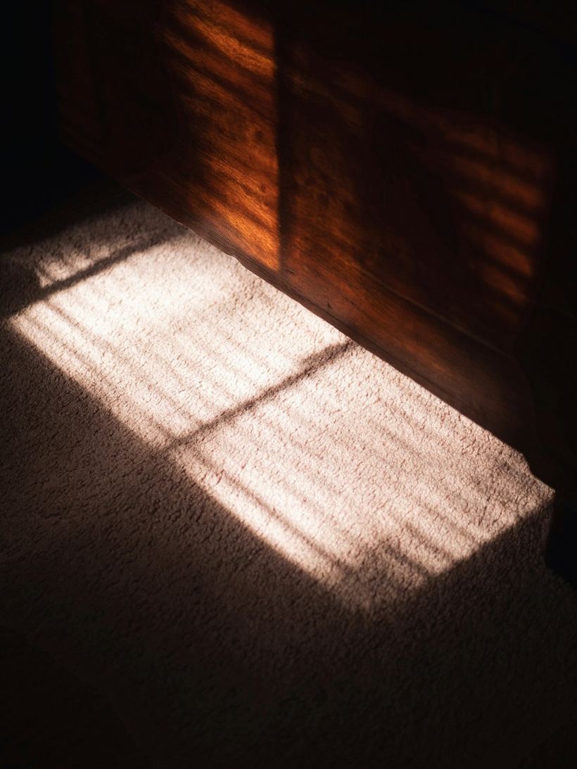 Lumină caldă de după-amiază căzând pe podea
